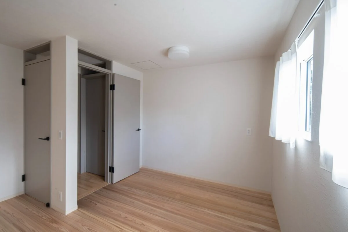 子ども部屋は、白を基調とした清潔感あふれる佇まい。将来２分割できるよう入口も２つ設けてある。