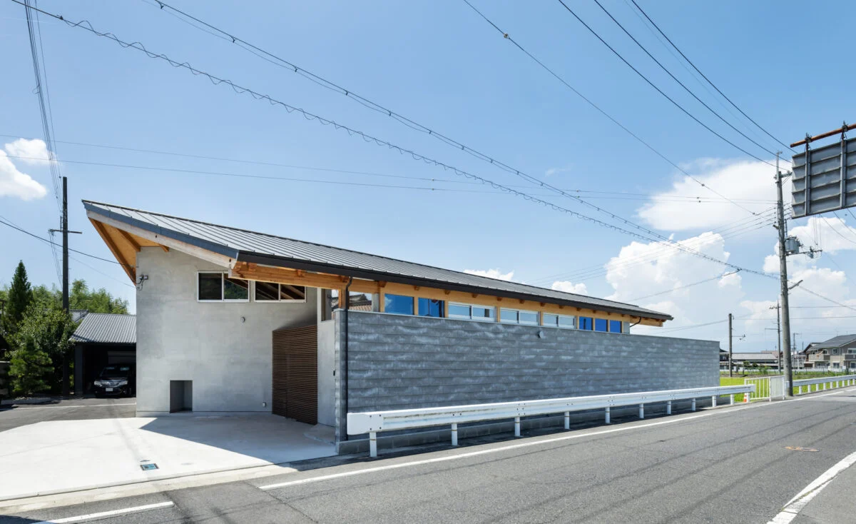 子どもの安全面を考慮し、前面道路側に大きな壁を設置。周辺への威圧感が出ないように、デザイン上の工夫もなされている。壁と屋根、そしてその間のスリットの窓に分割し、それぞれの位置・角度・色を計算することで軽やかな印象を持たせた