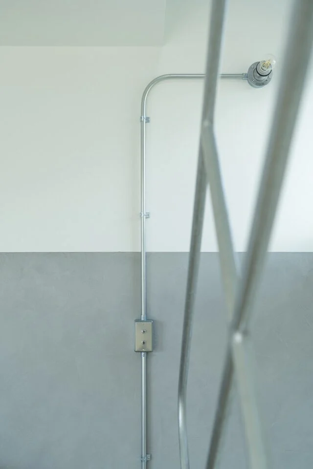 普段交わることが少ない業種の違う職人が協業してつくった手すりと配管。空間がひとつにまとまった