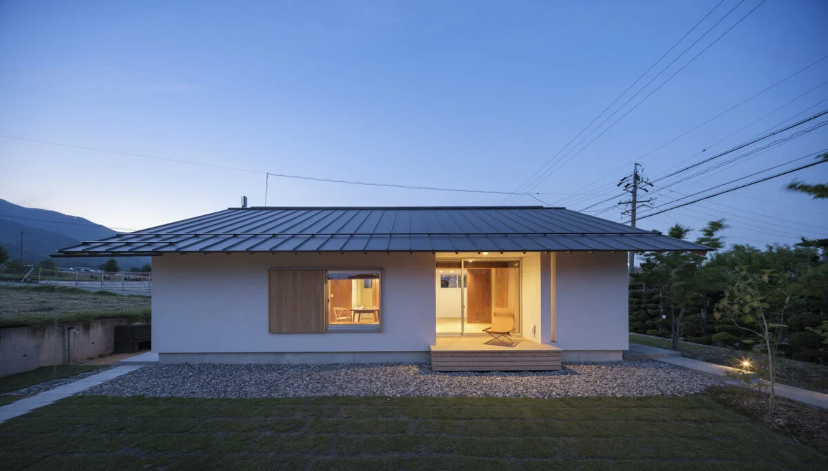 夕景の「西春近の家」。オレンジ色のやさしい光に満ちた邸内が、心豊かな暮らしを連想させる