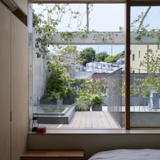 子世帯３階からは屋上庭園に出られる。東京大学のキャンパスの緑（写真奥）も借景にできる好ロケーション