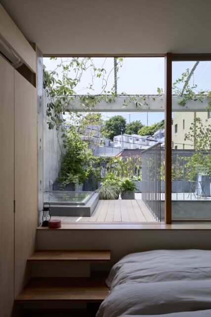 子世帯３階からは屋上庭園に出られる。東京大学のキャンパスの緑（写真奥）も借景にできる好ロケーション