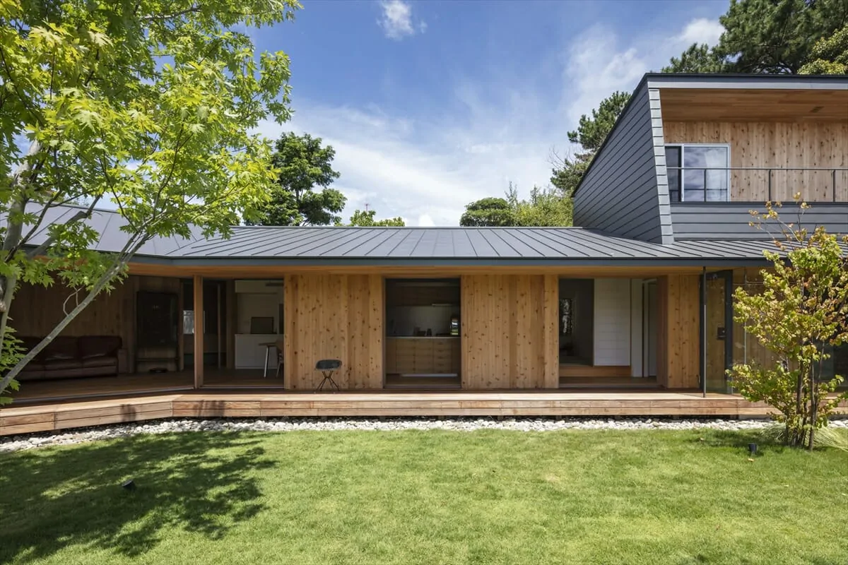 まるで森の中にいるよう。
開放的な空間から庭を楽しむ家