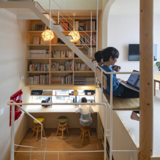 階段沿いに本棚を造作。ブックカフェのような空間デザインで、本そのものがインテリアを彩るアイテムに