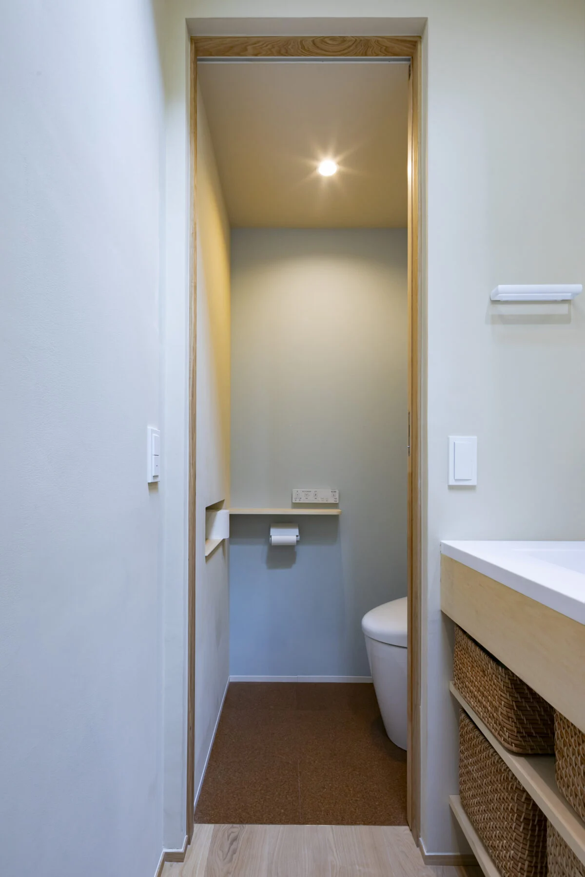2階トイレの壁のアクセントカラーは、すっきりとした清潔感のある淡いブルー