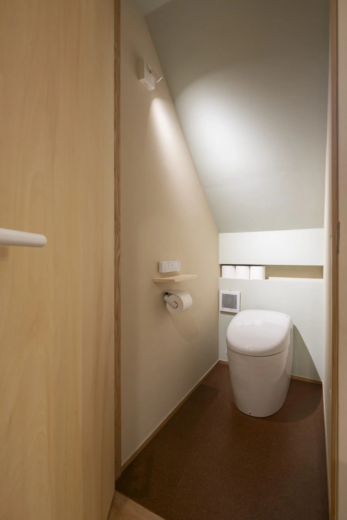 階段下を活用した1階トイレ。トイレットペーパーの保管スペースはM家愛用の製品サイズに合わせてデザイン