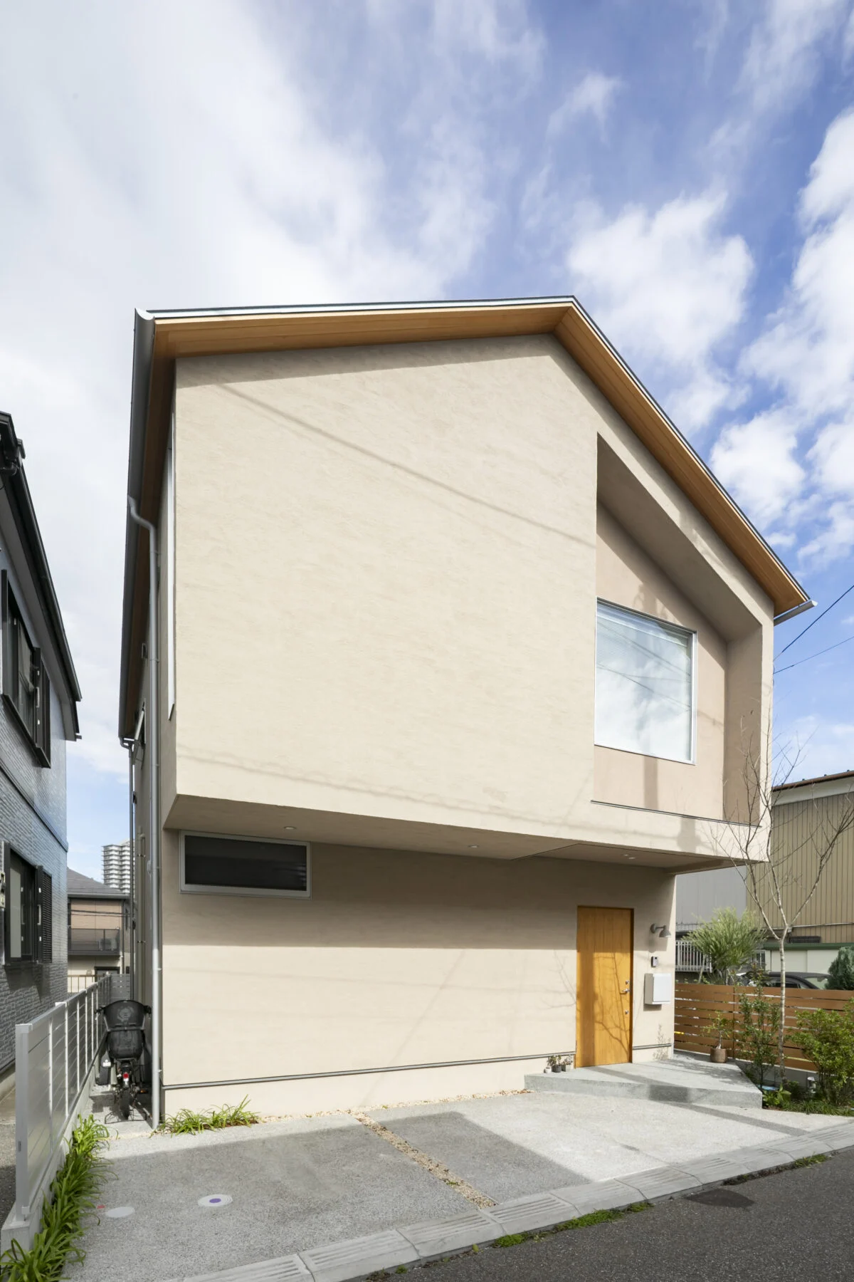 道路からは見えないが、きれいな切妻屋根の一部にはフラットルーフの屋上があり、バーベキューなどができる