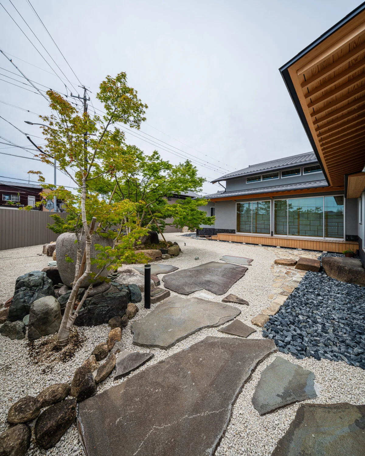 どの部屋からも眺めることができる、広く美しい庭。軒先に樋を設けず、雨の日は滴り落ちる水を楽しめる趣向