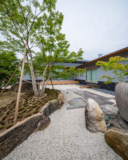 何度も岩や樹木の位置を変えながら作り上げた、こだわりの庭。大きな植栽はすべて紅葉で、石は鞍馬石