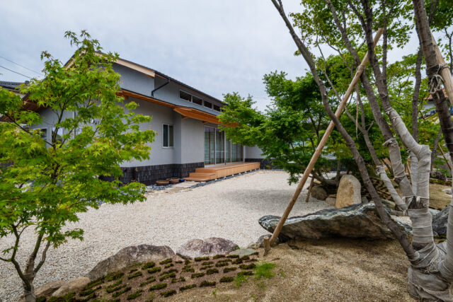 「美しい屋根を」というお施主様の要望に対する答えが、大屋根のむくり屋根。美しい屋根を実現させるために、曲線は控えめにした。京都で見かける、極端ではないデザインの家を参考にした。緩い曲線で、上品にさりげない美しさを追求