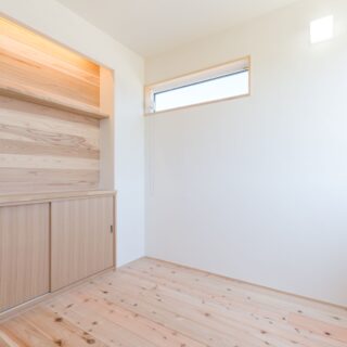 杉材の香りにリフレッシュできる寝室。壁をふかしてカウンター兼収納を造作することで、後から置いた家具で部屋が狭くなってしまうことがなく、寝具の配置にゆとりが生まれる