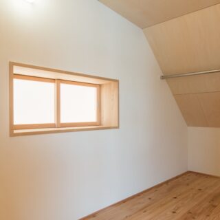 天井高を利用したロフトをお子さんのプライベート空間に。日中はLDKで過ごし、ロフトに上がるのは就寝時だけ。そう割り切ることで子ども部屋をコンパクトにすることができる