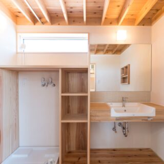 洗面室と脱衣室を別々の空間にできないからこそ、使い勝手のよさにこだわって設計。洗面カウンターの幅を十分にとるなど、忙しい朝も家族が同時に使えるように工夫を凝らした