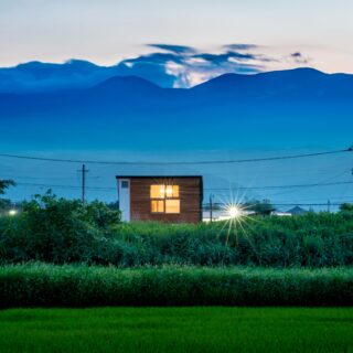 雄大な自然との対比に目を奪われる「大きな窓の小さな家」。美しい景観の形成に貢献する“ふくしま”らしい住まいとして、2024年 第24回ふくしま住宅建築賞「優秀賞」を受賞した