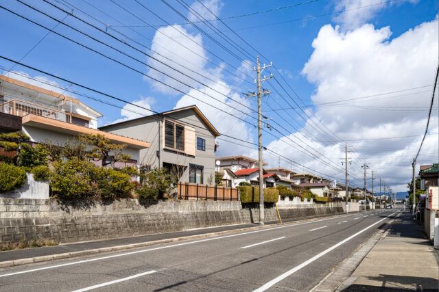 南側は道路から２mほど高い位置にあるY邸。車や向こう側の住宅からの視線に晒されない立地。大きな窓にもカーテン不用の開放的生活が送れる。