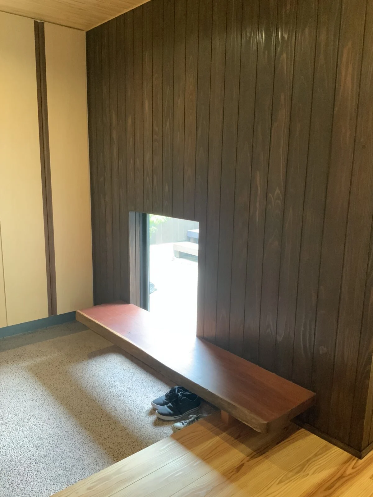 玄関ホール。中庭に面する腰窓により、明るさと外とのつながりを感じられる
