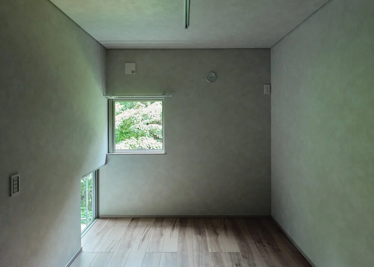 森に面した森棟、庭棟の個室には緑を眺められる窓が複数ある。写真左下はインナーバルコニーに面した地窓。立っているとき、座っているときで森の見え方が変わり、室内で過ごす時間がいっそう楽しくなる
