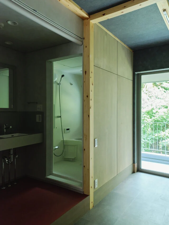 庭棟の住戸は浴室がインナーバルコニーに面しており、バスコート感覚で屋外の景色を楽しめる