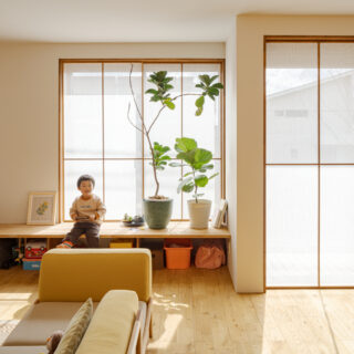 南側は、プライバシーを気にする必要がないため、カーテンを用いず障子窓で緩やかに隔て空間全体を柔らかく照らしている。光が生み出す陰影もまた楽しみのひとつ。