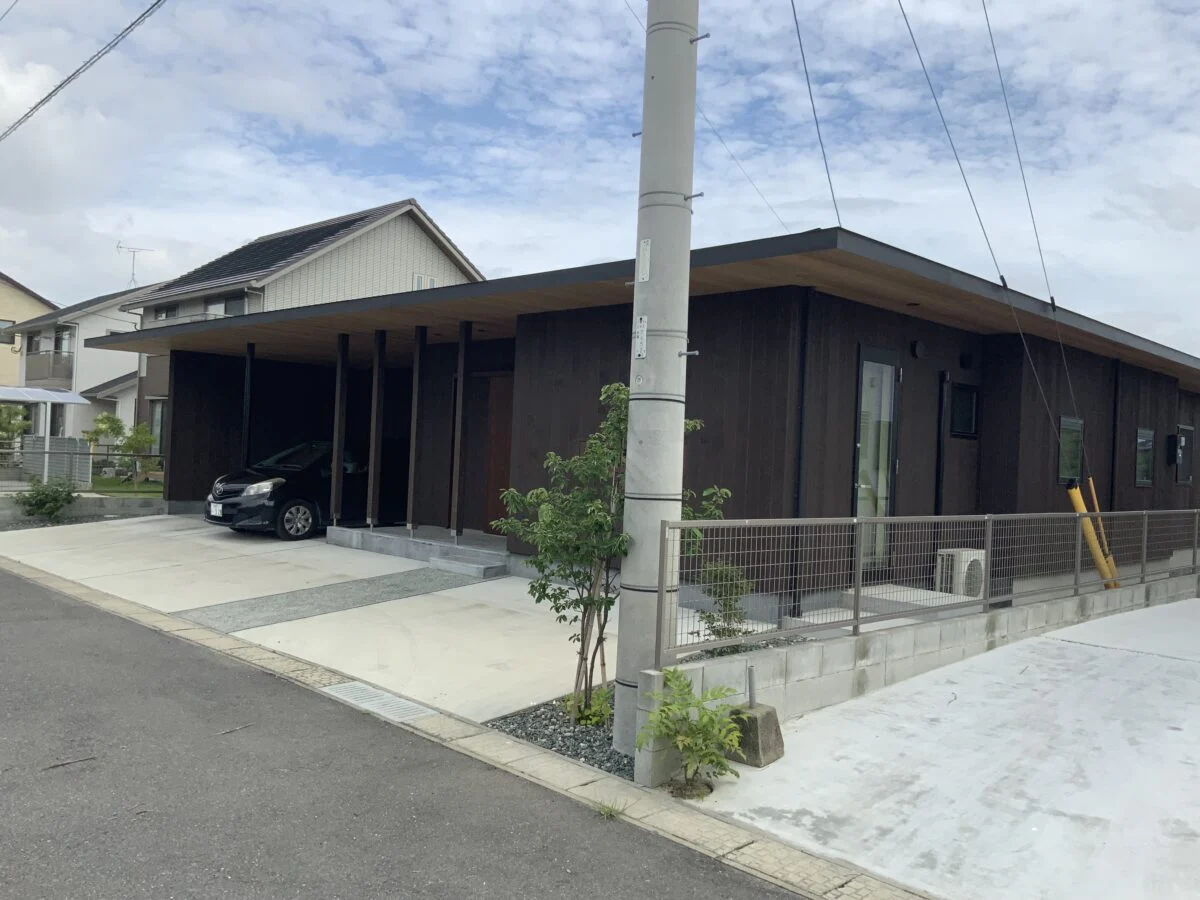 外観　周囲はよくある分譲地。周囲を一般的なレイアウトの住宅に囲まれているため、視線をカットするためにこちらの窓も最小限に。駐車場は3台分を確保している