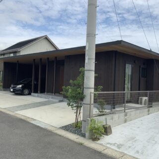 外観　周囲はよくある分譲地。周囲を一般的なレイアウトの住宅に囲まれているため、視線をカットするためにこちらの窓も最小限に。駐車場は3台分を確保している