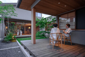 緑豊かな中庭で、充実の家族時間 カーテンを開け放しておおらかに暮らす家