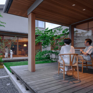 コの字型の建物で中庭を囲み、かつ、座って過ごせる場所を中庭に設けたことで、テラス・中庭・邸内の全てがHさんファミリーの「住空間」として機能。四季折々の心地よい光や緑が暮らしを彩る