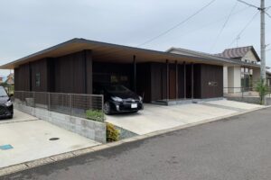 子供の遊び場、ＢＢＱ、アウターリビング… 視線カットも兼ねる、多機能な中庭のある家