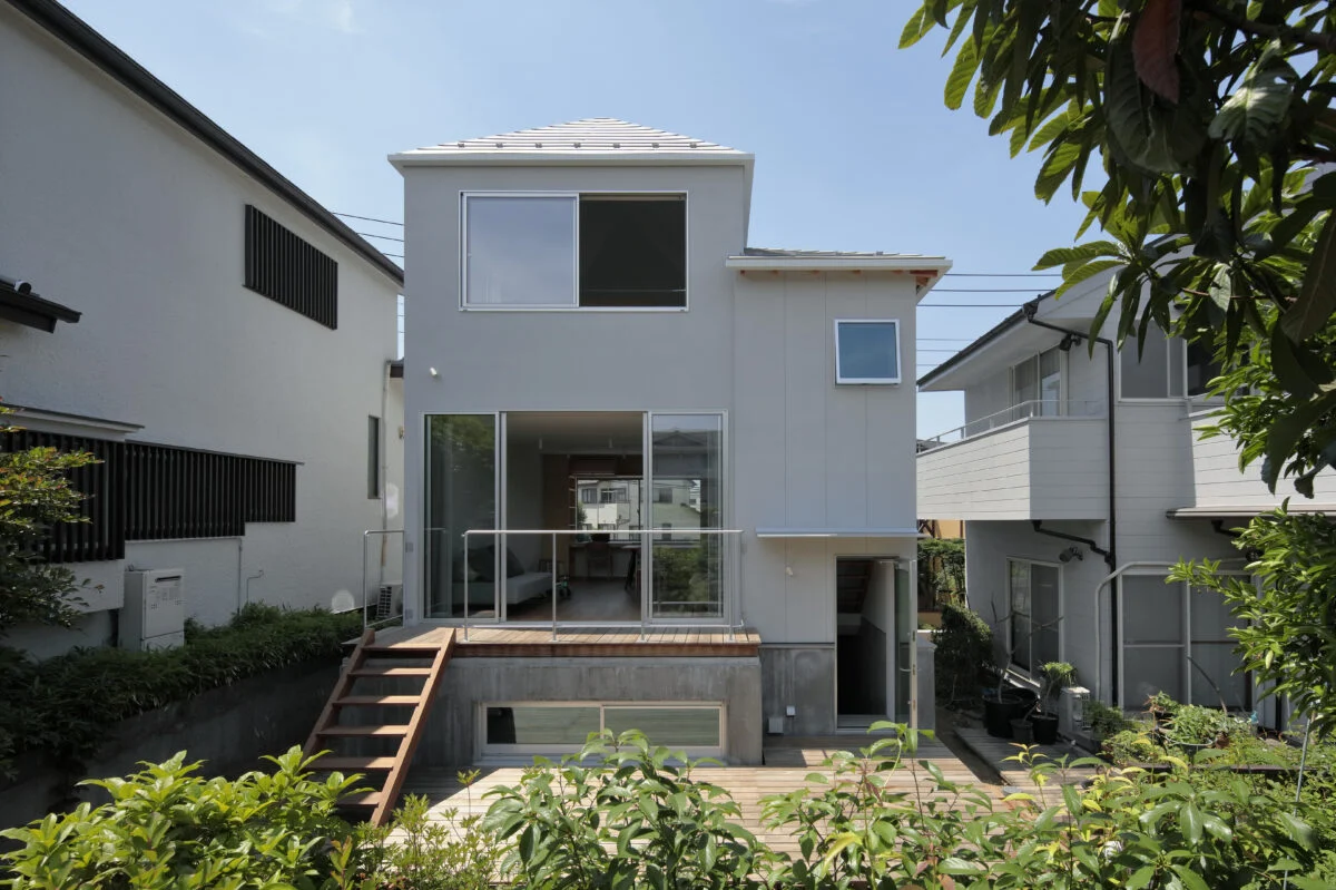 大きく残すことができた庭からは2.5階建てのように見えるI邸。広々としたウッドデッキでは、子どもたちの絶好の遊び場。夏には人目を気にせずプール遊びも楽しめるという。