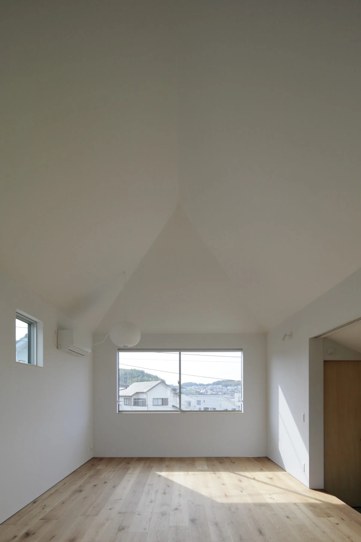 大きな棟の三角屋根の下の大空間は子ども部屋。思わず声が漏れるほどの開放感がある。