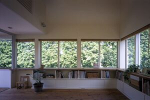 2面の連なる窓に囲まれたLDK 借景の緑を、常に満喫できる家