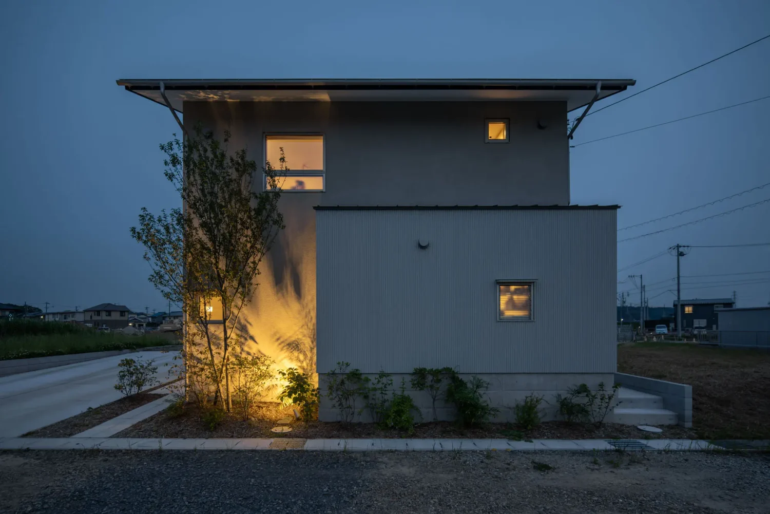 網戸から透けて見える中庭。
豊かに暮らす住まい手の魅力がにじみ出る家