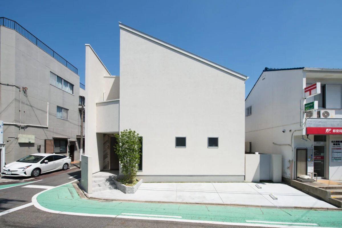 未来を見据えた、可変性のある住まい。
都市の中で、光と白に満たされる住まい。
