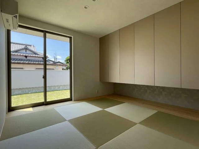 玄関脇にある客間は中庭に面した和室。琉球畳の目を市松模様に。