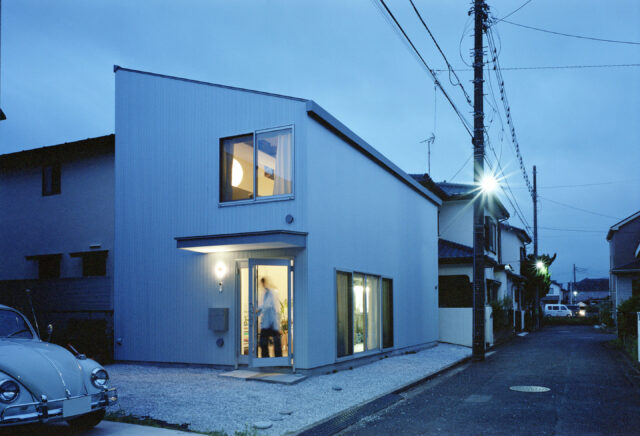 道路側が低く、奥が高い片流れ屋根のA邸。周囲の家々とは一線を画すミニマルさを演出した。
