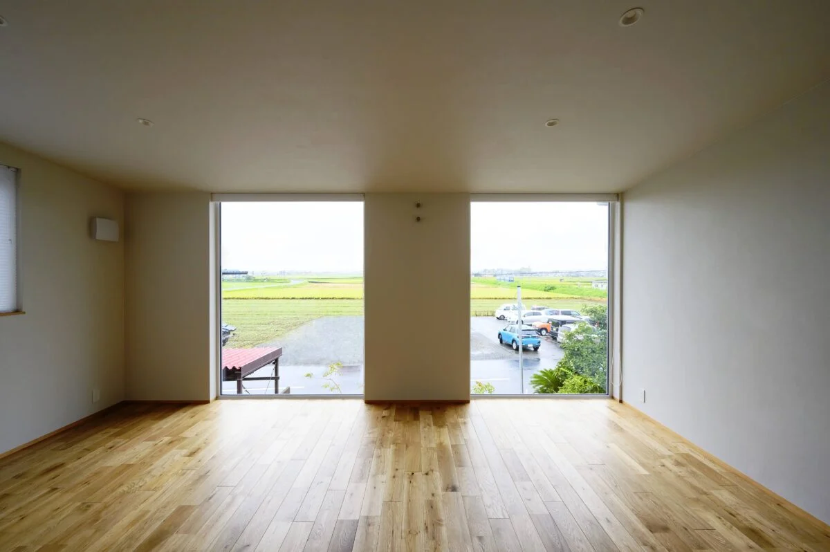 2階LDK。床から天井までの大胆な開口だからこそ、田んぼが広がる絶景が映える。これも2階にLDKを上げたからこそ実現したこと。