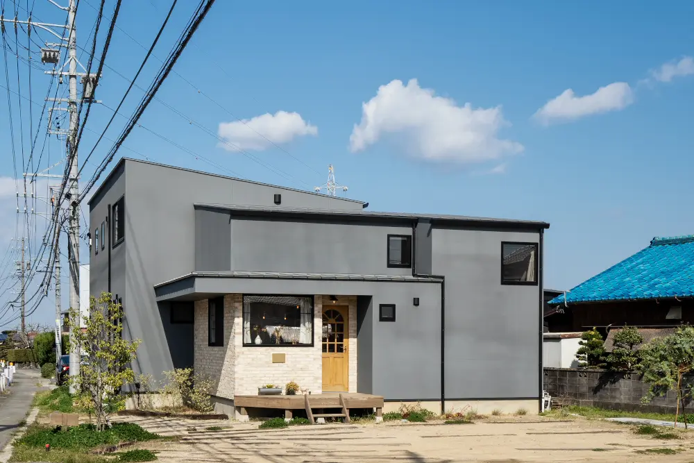 LDKを2階に。国道沿いでも
カーテンを開けて生活できる、店舗兼用住宅
