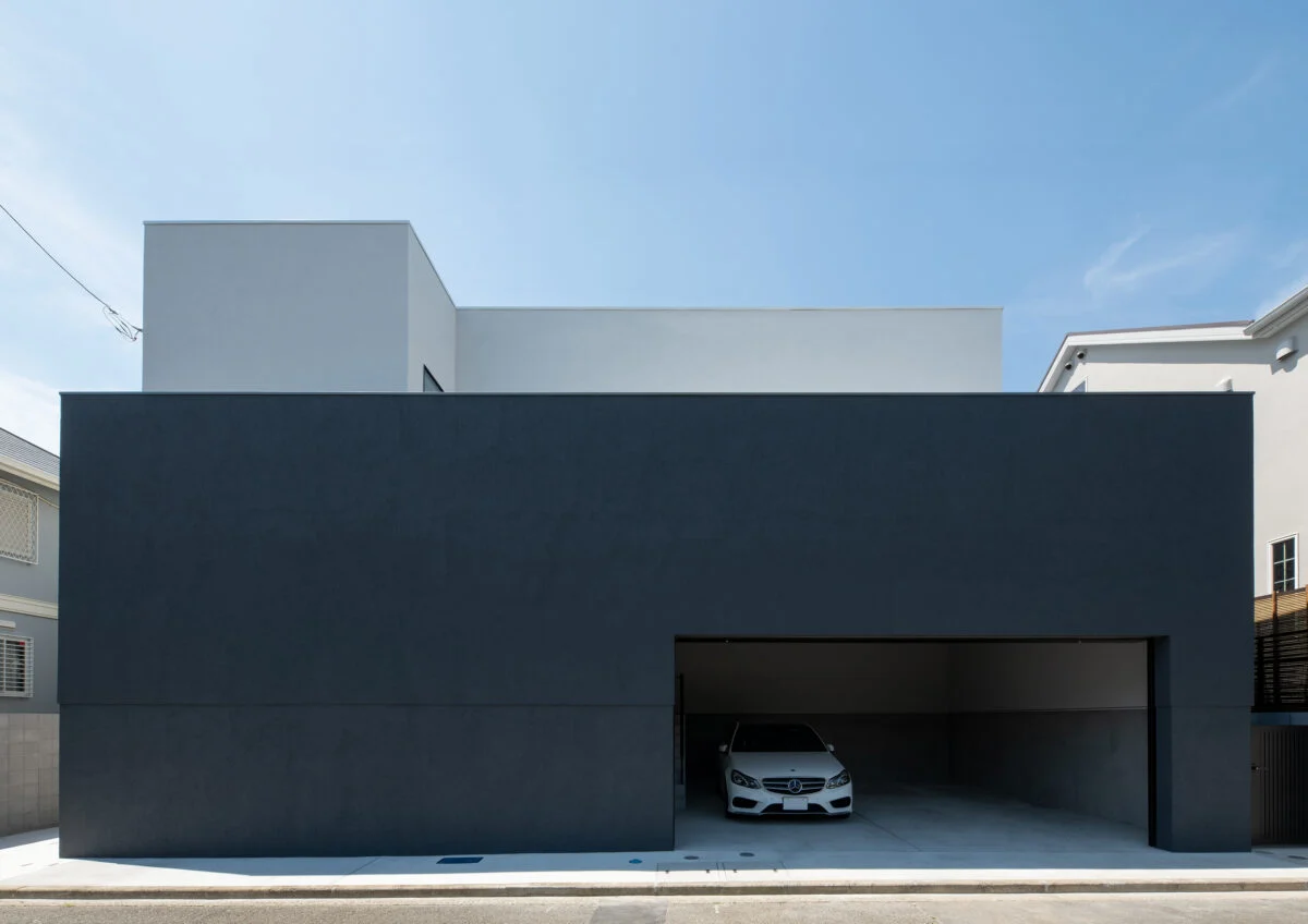 大きな車でも余裕で止めることができ、出入りが楽な駐車場。間口が広いだけでなく、高さもあるので車種を選ばない