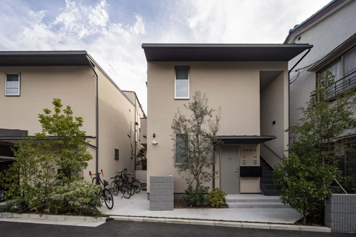 北側道路に面した部分には、賃貸住戸用のエントランス。兄棟には１部屋、妹棟には２部屋の賃貸住戸がある。真ん中には入居者専用の駐輪場も。

撮影：小川重雄
