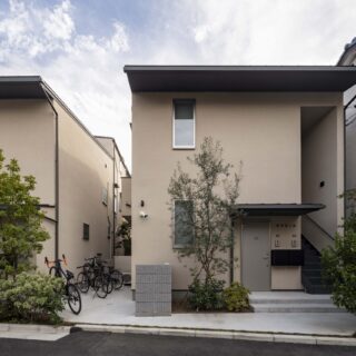 北側道路に面した部分には、賃貸住戸用のエントランス。兄棟には１部屋、妹棟には２部屋の賃貸住戸がある。真ん中には入居者専用の駐輪場も。

撮影：小川重雄