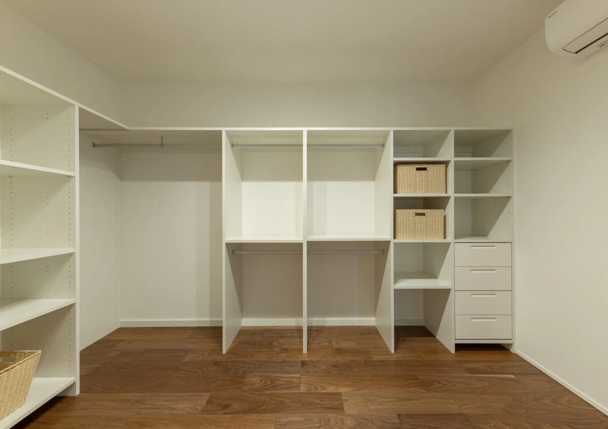 妻の衣装部屋は6.1畳。家具はすべて造作で、妻の所有しているものを確認し、それらを収納できるサイズで作った。もともとは広いWICを希望されていたが、ヒアリングの結果さらに広いスペースが良いのではと田井さんが提案し、衣装部屋となった。当然、とても満足しているそうだ