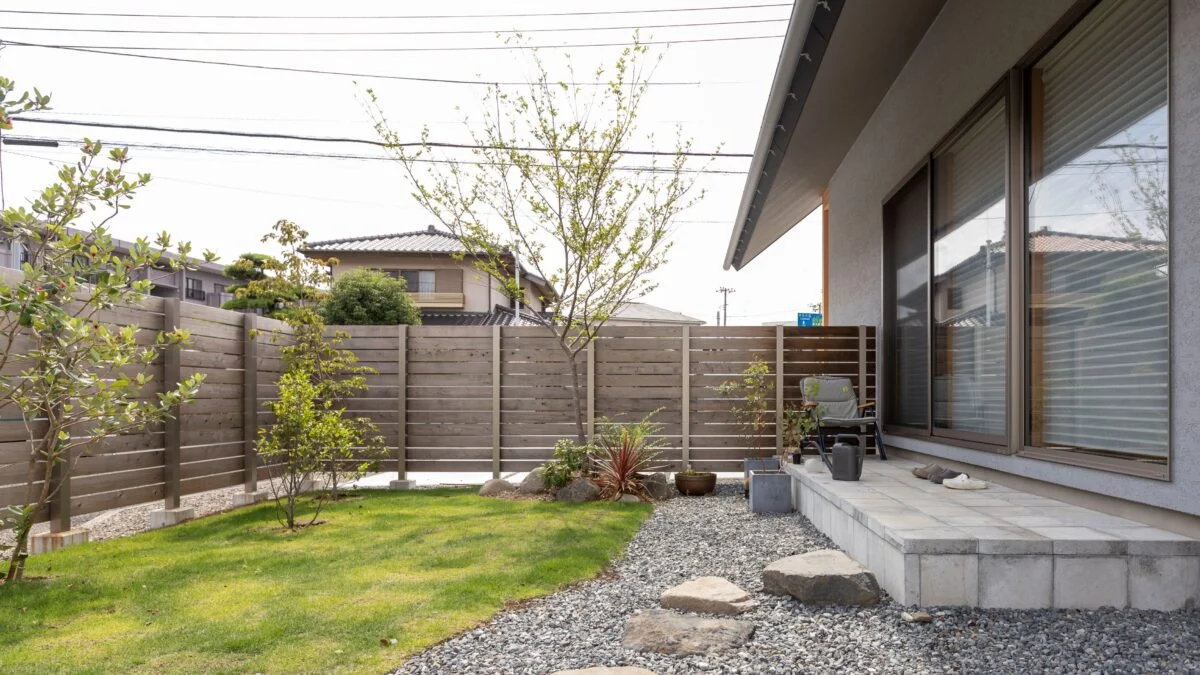 庭づくりを楽しむ南の庭には、大屋根の軒下を生かしたテラスを設置。邸内～軒下～庭がグラデーションで続き、室内と屋外の一体感を高めている。いつでも庭を身近に感じられ、Aさん一家はここで暮らすようになってから季節の話題が増えたそう