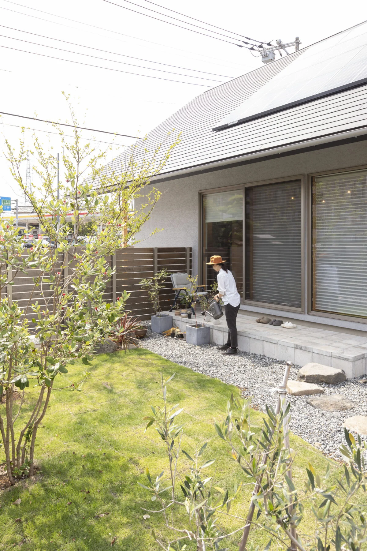 後からゆっくり増やせるように、竣工当初の植栽は最小限に。好きな木々を自分たちのペースで育てている