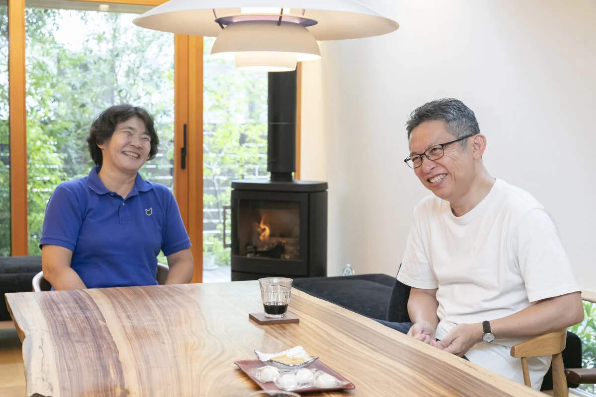 家づくりの思い出を語り合うIさんと松本さん。笑い声が絶えないほど、楽しい時間を過ごしたという
