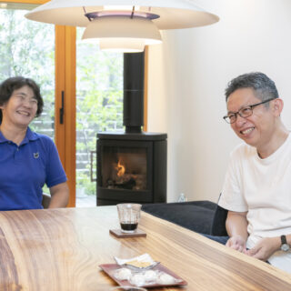 家づくりの思い出を語り合うIさんと松本さん。笑い声が絶えないほど、楽しい時間を過ごしたという
