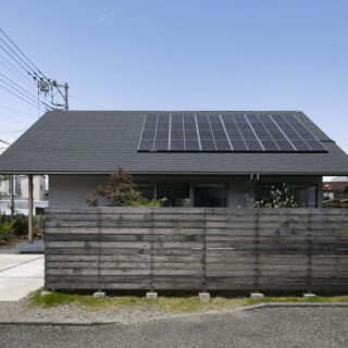 集合住宅がある南側も大屋根と長い木塀でプライバシーを確保。木塀の内側は軒下テラス付きの庭があり、Aさんが望んでいた庭づくりを楽しめる