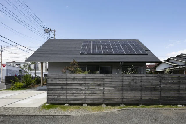 集合住宅がある南側も大屋根と長い木塀でプライバシーを確保。木塀の内側は軒下テラス付きの庭があり、Aさんが望んでいた庭づくりを楽しめる