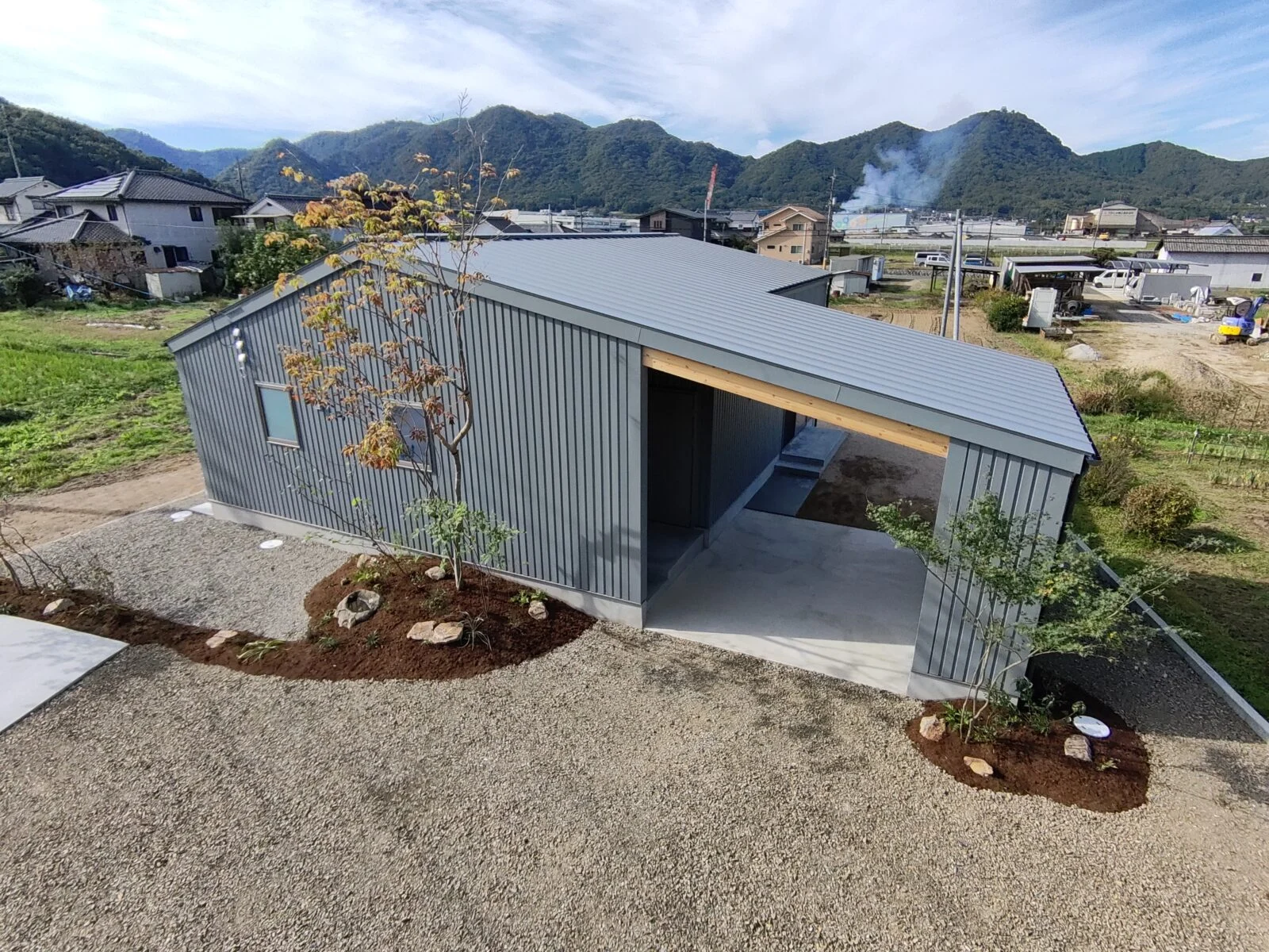3つのテントを備えた、行き止まりない空間 キャンプを楽しむように住まう家