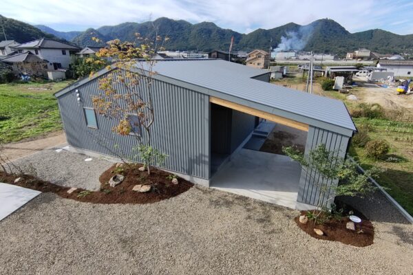 3つのテントを備えた、行き止まりない空間 キャンプを楽しむように住まう家