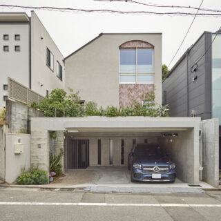 ヨーロッパテイストを感じさせるW邸。新築でありながら、以前からそこにあったかのように周囲に馴染んでたたずんでいる